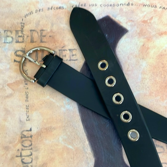 Coach Women’s Substantial Black Leather Brass Buckle Grommets Belt Size M - Picture 3 of 6